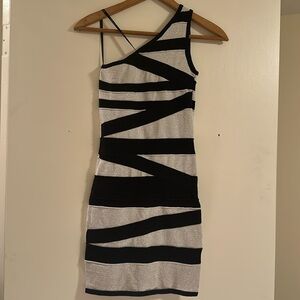 2Be Bebe Blk n Wht bodycon mini sz S